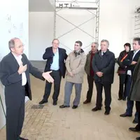 L’architecte du projet présente les nouveaux locaux aux élus et personnalités qui ont visité le chantier vendredi.