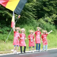 La morosité du matin pluvieux a vite laissé place à l’excitation avec l’arrivée de la caravane puis de l’échappée.
