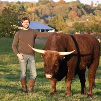 Jean-François Mathieu, "agri-formateur", n'a pas lâché ses origines cantaliennes, éleveur de salers au sein du berceau limousin.
