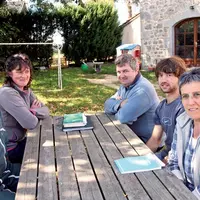 Cédric Ters (au milieu à droite) partage sa semaine entre le Gaec Raymondi-Lacaze (ici Valérie Raymondi et André Lacaze) à Omps et l’exploitation de J