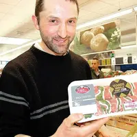 Les JA en pleine action. L’ampleur de la tâche ne leur permettra pas de passer au peigne fin tous les produits.