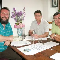 De gauche à droite : deux artisans de l’ESSAA, Cyril Raynard, professeur en arts plastiques, Martial Benoist d’Etiveaud, parent d’élève par ailleurs i