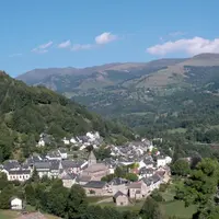 À l’image de la vallée de la Cère et du village de Thiézac, l’économie cantalienne repose sur son élevage, aujourd’hui menacé.