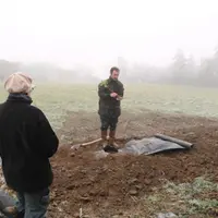 Pierre Bordage a conseillé les participants sur les principes d'une plantation de haie réussie.