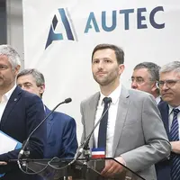 Aurélien Lafon, très fier de pouvoir présenter Autec aux autorités lors de l'inauguration officielle.
