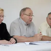 La directrice, Mme Visone, le président M. Caldayroux et le maire de Parlan, M. Teyssedou, lors de l’assemblée du 26 juillet.