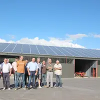 Le président Phialip, entouré d’une partie des adhérents et de son conseil, devant le bâtiment de la Cuma.