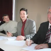 André Janot de la caisse départementale CA, et Patrice Chassard, du pôle fromager AOC du Massif central, ont signé une convention.