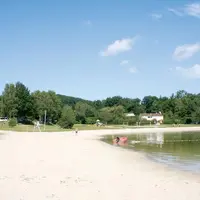 La plage de Rénac reste déserte malgré le retour du soleil.