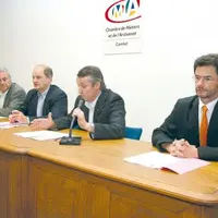 Philippe Saigne-Vialleix (à droite) vient de présenter les résultats de l’étude aux présidents des trois chambres consulaires.
