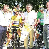 Bruno Faure, président du Département, et Pierre Jarlier, maire de Saint-Flour, entourés par Julian Alaphilippe et Peter Sagan.