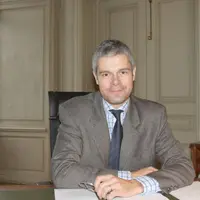 Laurent Wauquiez, ici dans sa mairie du Puy-en-Velay, devrait devenir le premier président de la grande région Auvergne-Rhône-Alpes, lors de la séance