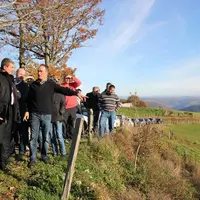 Le préfet, Richard Vignon, sur une exploitation de Lapeyrugue, sur le canton de Montsalvy, commune visée par le zonage.