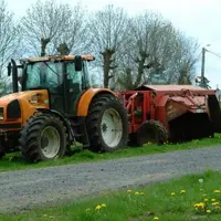 La machine à composter effectue l'été les deux passages préconisés pour “broyer” au mieux le fumier.