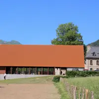 Une halle ouverte, mais équipée d’UN vidéo-projecteur a poussé au cœur du bourg, tandis que l’ancienne école est devenue bâtiment d’accueil pour les a