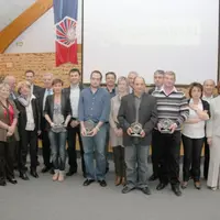 Les lauréats entourés des partenaires, lors de la remise des prix, le 18avril à la CCI du Cantal.