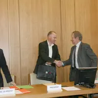 Patrick Escure au moment de s’installer dans son siège de président, félicité par le directeur Bernard Berthelier.