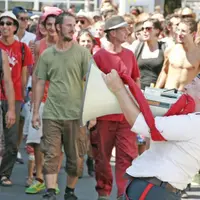 Les arts de la rue, c’est une question de goût... mais cela attire chaque année 100 000 personnes sur Aurillac. (photo d’archives)