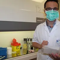 Le docteur Mathieu Kuentz dans le laboratoire d’extraction du matériel génétique viral potentiellement 
présent dans les prélèvements nasopharyngés d
