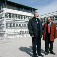 Bernard Bouniol, président de la CCI du Cantal, et Andrés Atenza, directeur de l’ESC Clermont-Ferrand, devant le futur campus d’Aurillac.
