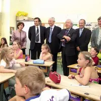 Gilles de Robien signe une convention pour l’école avec le président de l’association des maires du Cantal.