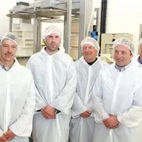 Les cinq producteurs de l’association “Val’Lait Salers” suivent de près les essais de fabrication à l’Enilv d’Aurillac.