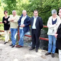 Jean-Michel Dulac (à droite), président de l’AAPPMA, a expliqué le concept du parcours qui démarre en aval au niveau du pont du Theil.