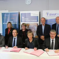 La signature par Isabelle Sima, préfet du Cantal, Karim Benmiloud, recteur de l’Académie de Clerm­ont-Ferrand, Christian Montin, président de l’AMF 15