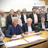 Signature entre Jean-Pierre Taite et Patrick Escure, en présence de l’interprofession, des élus régionaux, du sous-préfet de Saint-Flour... 