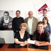 Le trésorier des JA d’Aurillac, Vincent Loche, a remis vendredi à Myriam Vizet le chèque de 250 €, en présence de membres du syndicat cantonal et du s