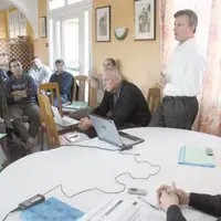 Serge Moly (debout) face au syndicat des producteurs de Châtaigneraie que préside Claude Bonnet.