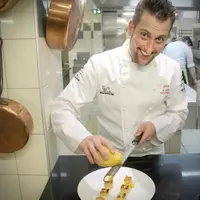 Renaud Darmanin de l’Auberge de la Tour à Marcolès, dans sa blouse auréolée du macaron Michelin et brodée à son nom. 