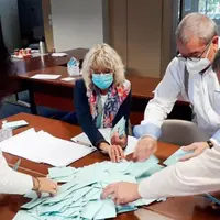 Pas de grosses surprise au moment du dépouillement : Bernard Delcros est élu dès le premier tour. Le second permettra de valider la victoire de Stépha