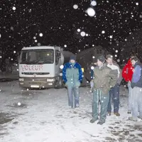 L’immobilisation d’un camion de lait à Chambernon, a donné lundi le ton d’une semaine de blocage.