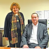 Évelyne Jouhet, directrice de l’Éhpad de la Sumène à Ydes, et Frédéric Minet, directeur général des Cités cantaliennes de l’automne, constatent le man