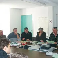 L’association AVP en assemblée générale à Mauriac : elle regroupe 11 éleveurs pour 117 génisses salers/charolais produites en 2006.
