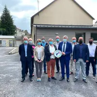 Le préfet, la sous-préfère à la Relance, le président de la communauté de communes, sont venus féliciter le maire et les jeunes exploitants de l'abatt