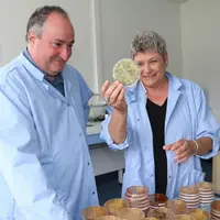 Christophe Chassard, directeur de l'UMRF, ici avec Cécile Callon, ingénieure de recherche, estime que les planètes sont alignées pour que l'avenir du