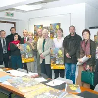 Les organisateurs de “Touchons du bois” présentent l’affiche et le programme, imprimés sur papier PEFC.