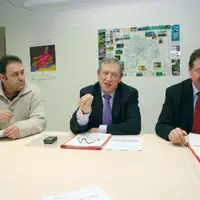 Le président René Souchon (entouré de Lionel Roucan et Jean Mallot) dresse un premier bilan de la charte porcine.