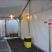 L’actuelle entrée des urgences, qui avait été aménagée pendant la période Covid dans les garages des 
véhicules d’ambulances.