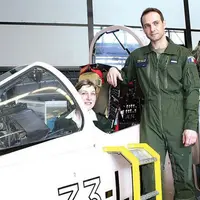 À bord du simulateur de vol du mirage F1, Béatrice Castanier, une réussite et son collègue Christophe Lassaque (à droite).