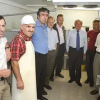 Les élus dans la fromagerie des frères Prunet, qui avaient remporté le premier prix du concours départemental salers 2006.