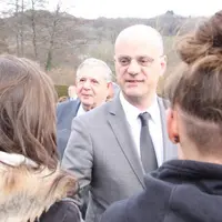 Jean-Michel Blanquer, ministre de l’Éducation nationale, à la rencontre des élèves de Cortat, en compagnie notamment de Jacques Mézard, ministre de la