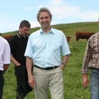 Claude Lapeere (au centre), accompagné de Jean-Marie Fabre, à la découverte des pratiques d’élevage salers et estives  cantaliennes.