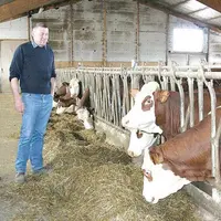 Jacques Rouchez, sa femme, Marie-Claire, et Jacky Salson, éleveur installé en individuel et en bio à Faverolles. Ce dernier présentera deux vaches au