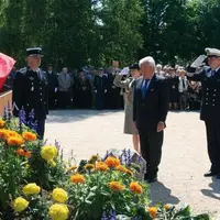 Le secrétaire d’Etat auprès du ministre de la Défense débute ses visites par un hommage rendu aux soldats morts pour la France (ici à Riom).