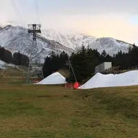 Les premiers flocons ont fait leur apparition sur le Plomb du Cantal et les sommets environnants, alimentant l'impatience et la motivation redoublée d