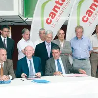 Un engagement de l’État qualifié d’“historique” par Vincent Descœur entouré d’élus de communes concernées par l’aménagement de la RN122.
