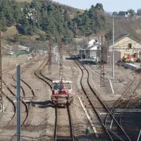 Seuls des cars s’arrêtent désormais à la gare de Saint-Flour, située sur la ligne Neussargues/Saint-Chély d’Apcher.